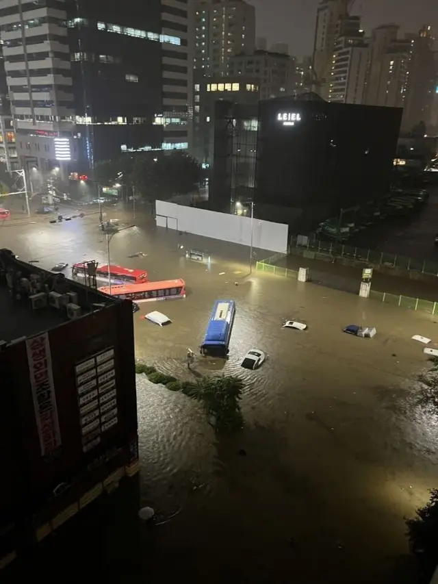 Bus terjebak banjir di luar Stasiun Seocho di Seoul. (Foto: Twitter/cafetero7878)