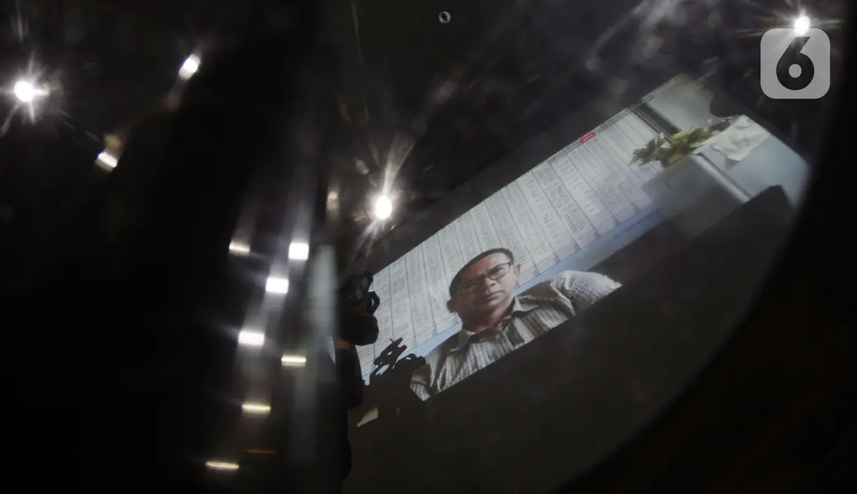Terdakwa Tubagus Chaeri Wardana alias Wawan mendengarkan Jaksa Penutut Umum (JPU) membacakan tuntutan dalam sidang online di Gedung KPK, Jakarta, Senin (29/6/2020). Wawan terjerat tindak pidana pencucian uang (TPPU) dalam kasus sejumlah korupsi. (merdeka.com/Dwi Narwoko)