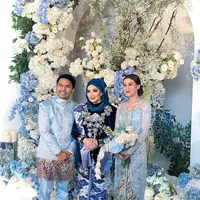 Reza Artamevia berkebaya warna lazuardi dipadu jarit dan selendang bernuansa biru putih motif mega mendung di lamaran Aaliyah Massaid dan Thariq Halilintar. (Foto: Instagram @rezaartameviaofficial)