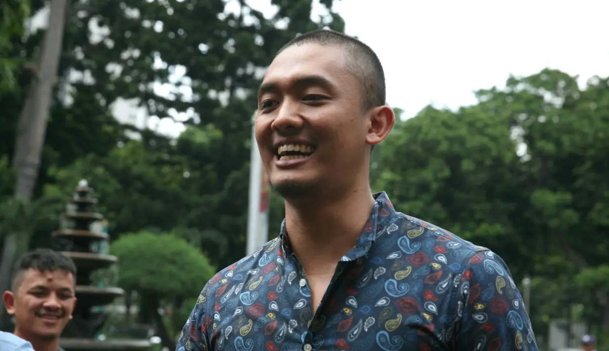 Komika Uus hadir memenuhi panggilan di Polda Metro Jaya. Ia hadir sebagai saksi kasus pencemaran nama baik Nikita Mirzani. Menurutnya, Nikita menjadi korban konten hoax. (Nurwahyunan/Bintang.com)