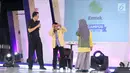 Motivator Tung Desem Waringin (kiri) berinteraksi dengan peserta saat berbagi pengalaman hidup dalam Emtek Goes To Campus (EGTC) 2018 di Universitas Gadjah Mada (UGM), Yogyakarta, Kamis (18/10). (Liputan6.com/Herman Zakharia)