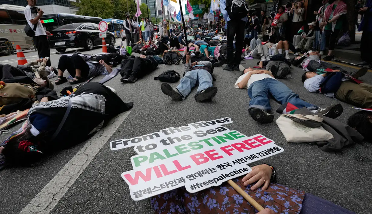 Warga yang menyatakan solidaritas terhadap Palestina berbaring di jalan saat mengikuti aksi yang mengecam tindakan militer Amerika Serikat dan Israel di Gaza, di Seoul, Korea Selatan, Sabtu (3/10/2026). Aksi tersebut menjadi bagian dari unjuk rasa solidaritas terhadap Palestina yang digelar di pusat kota Seoul. Para peserta melakukan aksi die-in dengan berbaring di jalan sebagai simbol korban konflik di Gaza. Unjuk rasa berlangsung di tengah seruan peserta agar konflik di Gaza dihentikan. (AP Photo/Ahn Young-joon)