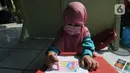 Seorang anak sedang menggambar di teras rumah seorang warga di Depok, Jawa Barat, Senin (16/8/2021). Beragam kegiatan seperti mengaji, menggambar, belajar mewarnai dan lain lain di masa pandemi dengan menerapkan prokes  ini dalam rangka mengisi waktu luang anak-anak. (merdeka.com/Arie Basuki)
