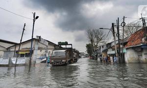 Truk menerjang banjir rob di kawasan Pelabuhan Sunda Kelapa, Jakarta, Selasa (7/12/2021). Banjir rob setinggi satu meter memutus Jalan Kerapu yang menghubungkan Ancol-Pluit. (merdeka.com/Arie Basuki)