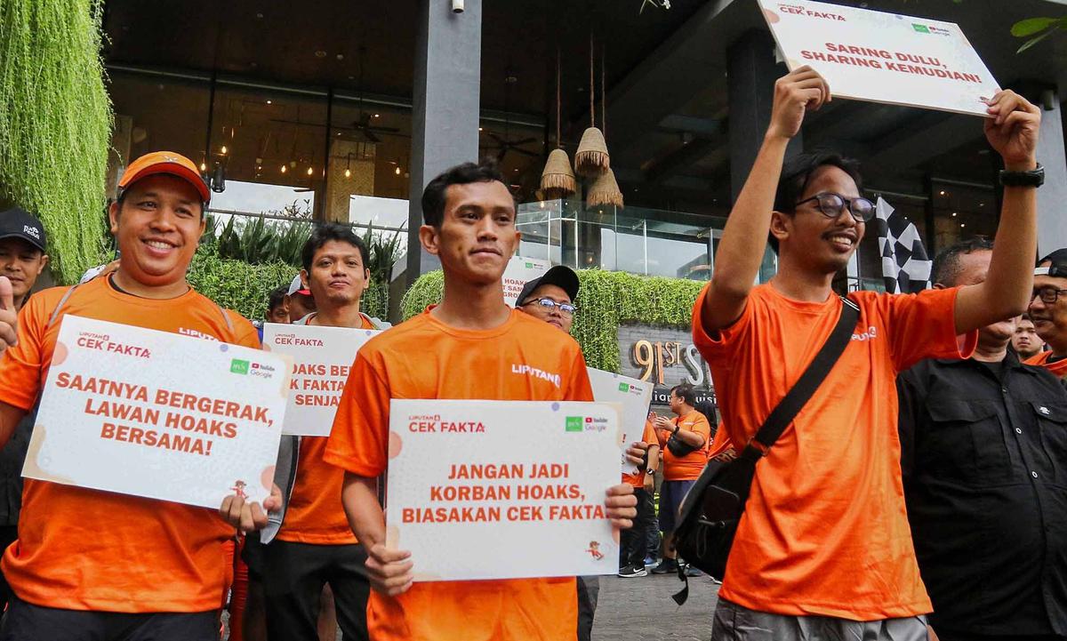 FOTO: Jalan Sehat Berantas Hoaks