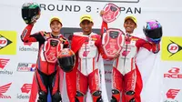 Momen dua pembalap Astra Honda Racing Team, Rheza Danica Ahrens (tengah) dan Herjun Atna Firdaus (paling kanan) naik podium pada ARRC Jepang 2023. (Dokumentasi PT AHM)
