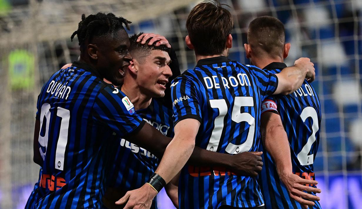 Para pemain Atalanta merayakan gol penyeimbang 1-1 ke gawang Juventus yang dicetak gelandang Ruslan Malinovskyi (tengah) dalam laga final Coppa Italia 2020/2021 di Mapei Stadium, Rabu (19/5/2021). Atalanta kalah 1-2 dari Juventus. (AFP/Miguel Medina)
