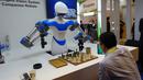 Sebuah robot yang dikembangkan oleh para insinyur Taiwan bermain catur dengan pengunjung dalam pameran Consumer Electronic Show (CES) 2017 di Las Vegas, AS (8/1). (AFP/Rob Lever)