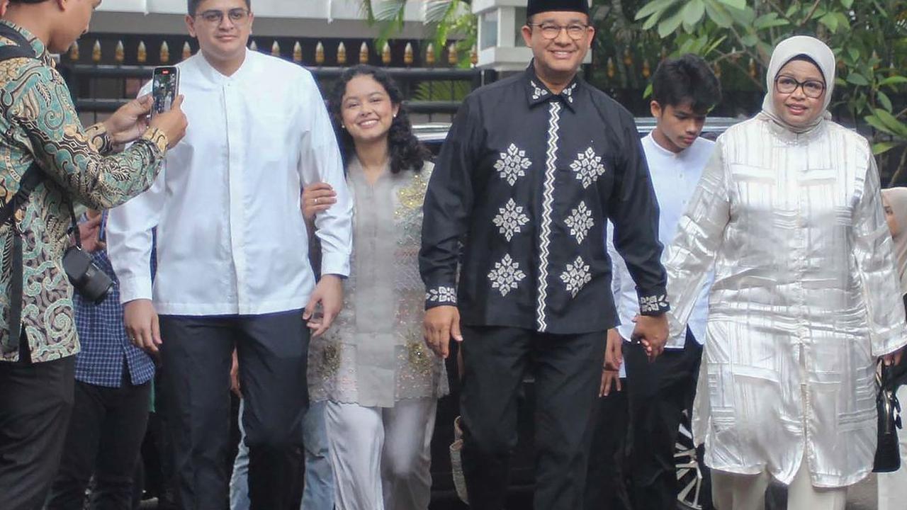 Capres nomor urut 1, Anies Baswedan mendatangi kediaman Cawapres Muhaimin Iskandar atau Cak Imin di Kompleks Widya Candra IV, Jakarta, Sabtu (20/4/2024). Kedatangan Anies bersama keluarganya itu dalam rangka melakukan halalbihalal di tengah momen perayaan