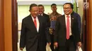 Menko Perekonomian Darmin Nasution (kiri) memasuki ruang Auditorium Cakti Buddhi Bhakti KPDJP untuk menyampaikan Rencana Kerja Pemerintah dan Nota Keuangan serta RAPBN 2020 di Jakarta, Jumat (16/8/2019). Acara dihadiri sejumlah menteri terkait. (Liputan6.com/Helmi Fithriansyah)