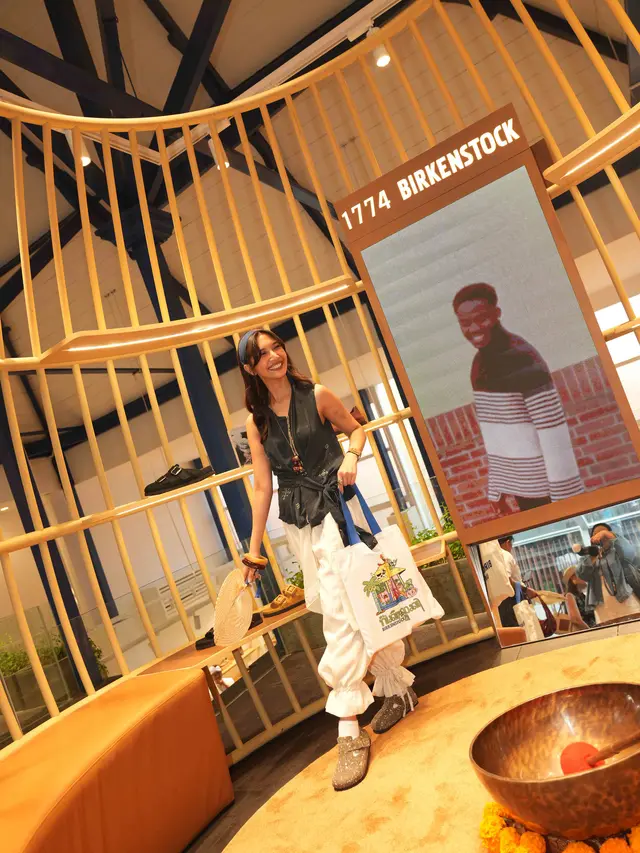 Sheila Dara mengenakan Birkenstock London "The Artist" Suede Leather