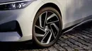 Peleknya mengusung desain palang lima bernuansa ala mobil elektrik yang aerodinamis dengan finish two tone. (Source: Volkswagen via caranddriver.com)
