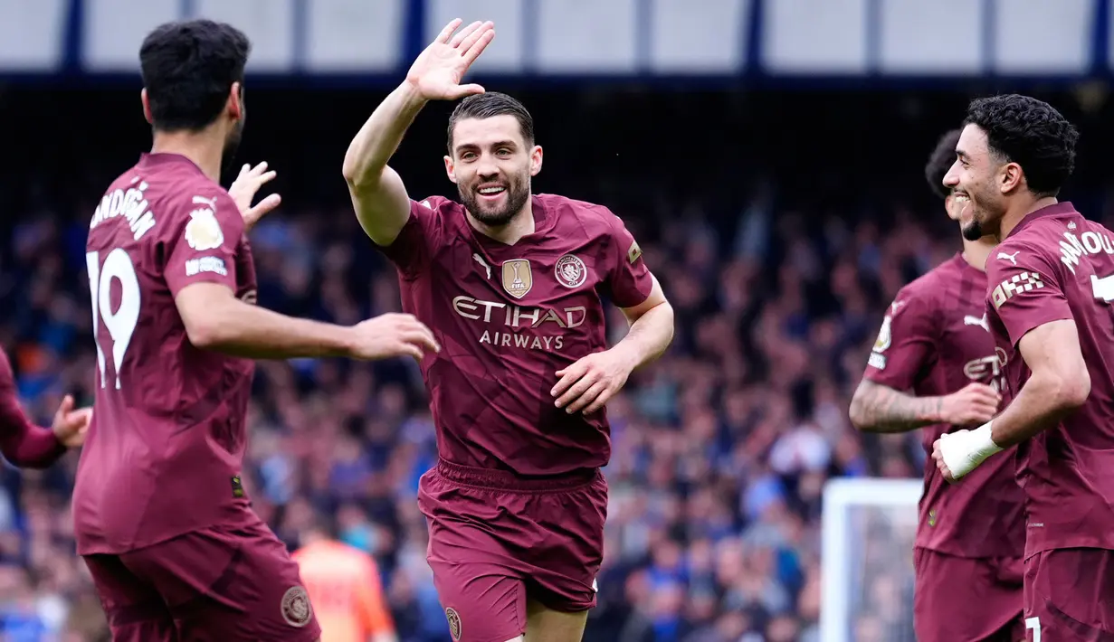 Para pemain Manchester City merayakan gol yang dicetak oleh Mateo Kovacic (tengah) dalam laga lanjutan Liga Inggris 2024/2025 melawan Everton di Goodison Park, Liverpool, Inggris, Sabtu (19/04/2025) waktu setempat. (AP Photo/Peter Byrne)