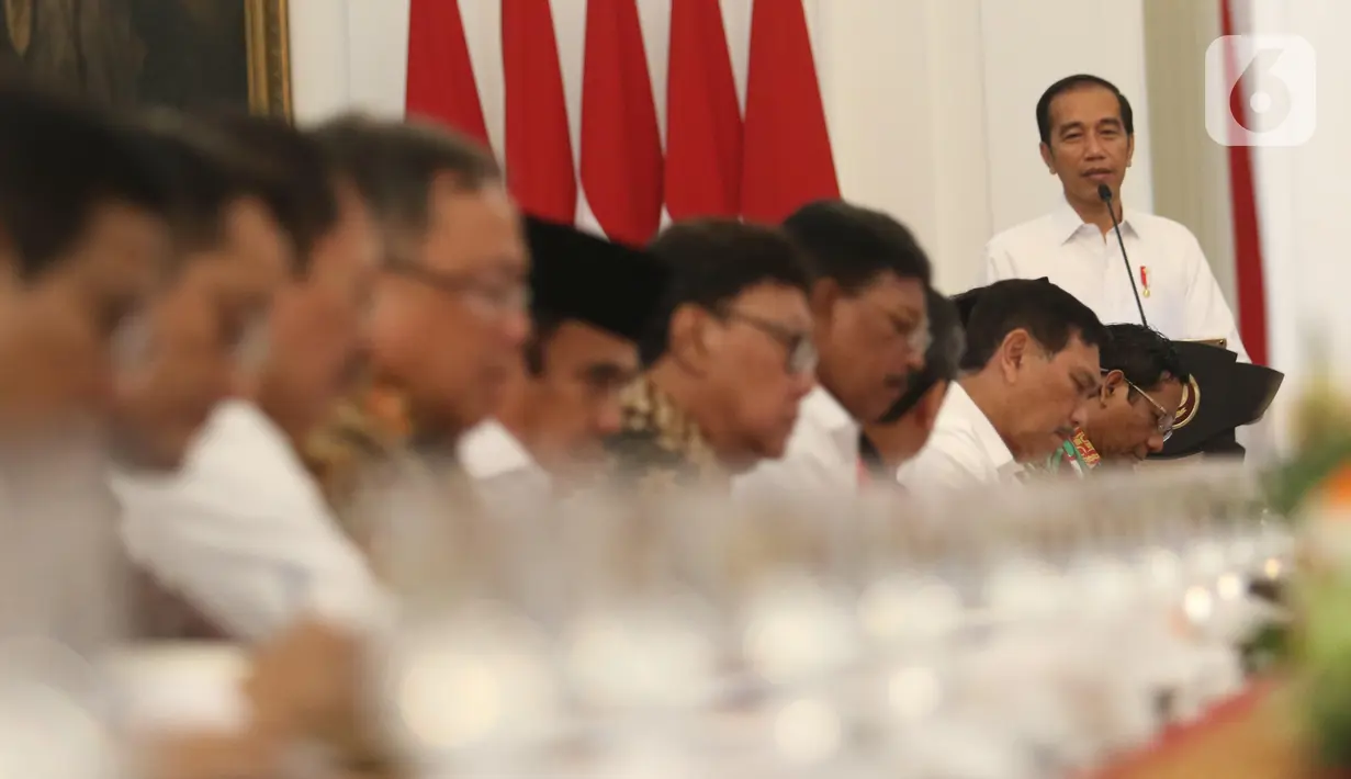 Presiden Joko Widodo saat memimpin rapat kabinet paripurna di Istana Merdeka, Jakarta, Kamis (24/10/2019). Dalam rapat kabinet paripurna perdana tersebut  mendengarkan arahan Presiden dan membahas anggaran pendapatan dan  belanja negara tahun 2020. (Liputan6.com/Angga Yuniar)