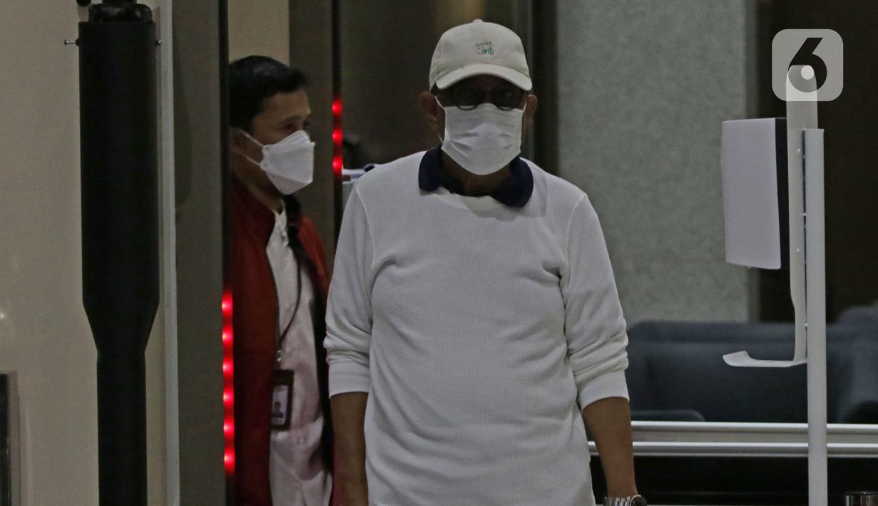 Wali Kota Ambon, Richard Louhenapessy saat memasuki Gedung KPK, Jakarta, Jumat (13/5/2022). Richard Louhenapessy akan menjalani pemeriksaan dugaan suap terkait pemberian persetujuan izin prinsip pembangunan cabang usaha retail di Kota Ambon tahun 2020. (Liputan6.com/Helmi Fithriansyah)