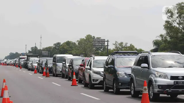 H-2 Idul Fitri 1443H, Gerbang Tol Cikampek Masih Padat
