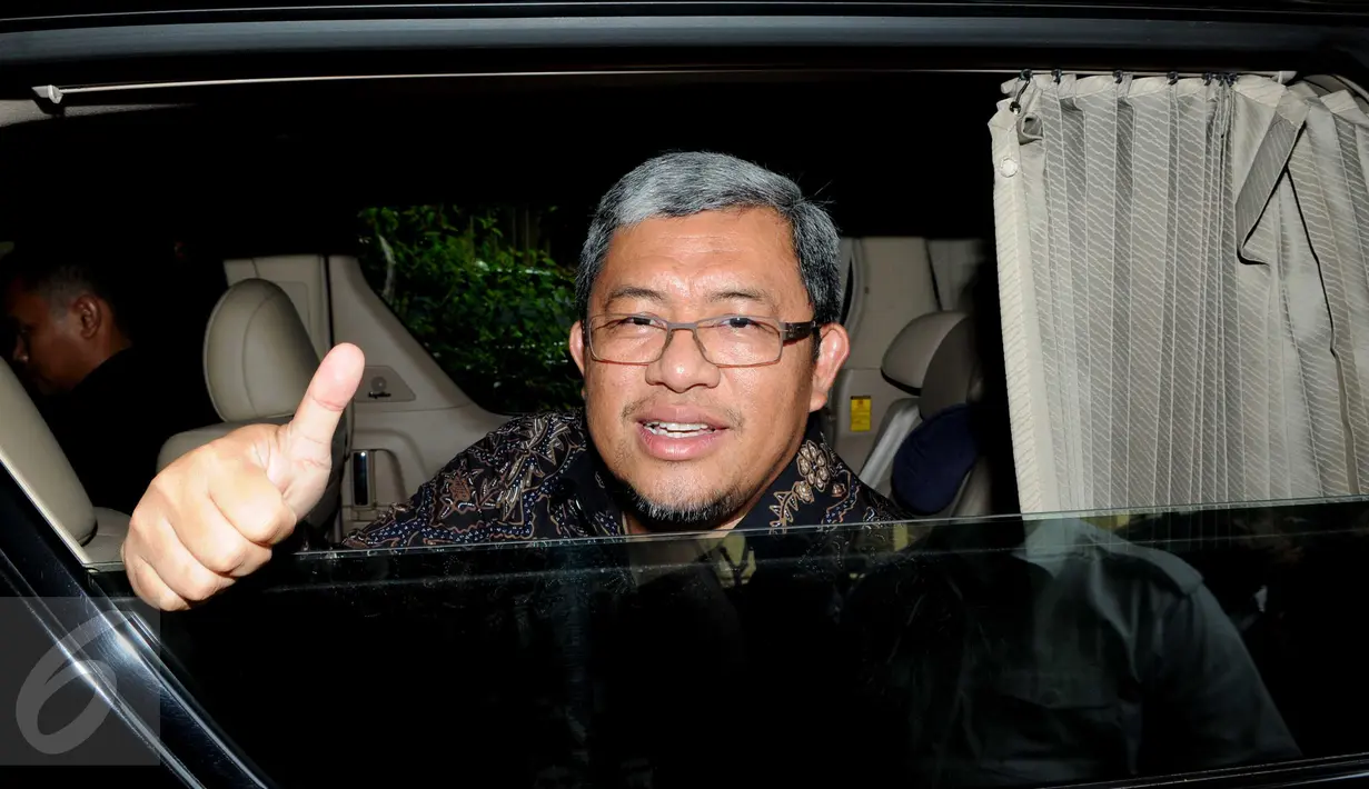 Gubernur Jawa Barat, Ahmad Heryawan atau biasa disapa Aher usai diperiksa Bareskrim Polri di Jakarta, (28/1). Aher menjalani pemeriksaan kedua sebagai saksi kasus korupsi pembangunan stadion Gelora Bandung Lautan Api Bandung. (Liputan6.com/Helmi Afandi)