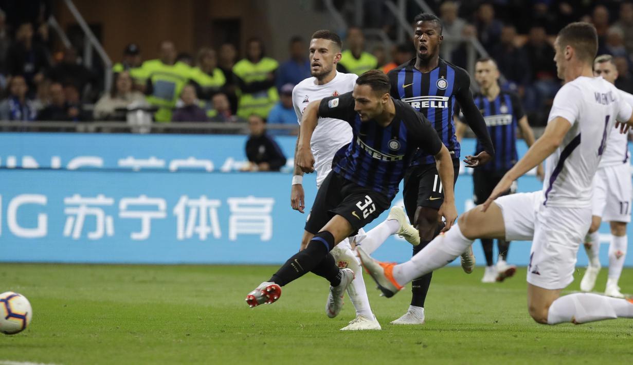 Bek Inter Milan, Danilo D'Ambrosio, mencetak gol ke gawang Fiorentina pada laga Serie A Italia di Stadion Giuseppe Meazza, Rabu (26/9/2018). Inter Milan menang 2-1 atas Fiorentina. (AP/Luca Bruno)