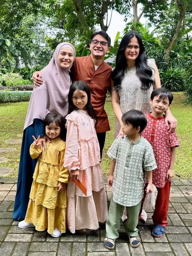 Donna Harun dengan Herfiza Novianti