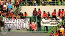 Suporter duduk di atas spanduk protes usai menyaksikan laga Persija melawan Mitra Kukar pada lanjutan Liga 1 Indonesia di Stadion Patriot Candrabhaga, Bekasi, Minggu (14/5). Laga kedua tim berakhir imbang 1-1. (Liputan6.com/Helmi Fithriansyah)