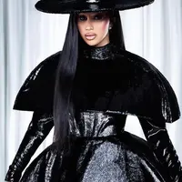 Cardi B sebut keramas pakai air rebusan bawang bikin rambutnya sehat dan berkilau. (Instagram/iamcardib).