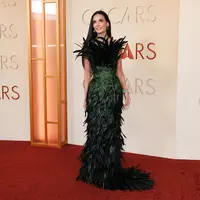 Intip pesona Demi Moore yang tampil awet muda di Oscar 2026 (Photo by ANGELA WEISS / AFP)