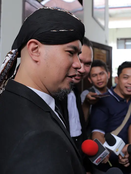"Ini akan dipakai dalam style saya kedepannya. Nyanyi dan politik saya akan bergaya begini. Jadi harus izin saya kalau ada yang mau niru," kata Ahmad Dhani. (Deki Prayoga/Bintang.com)