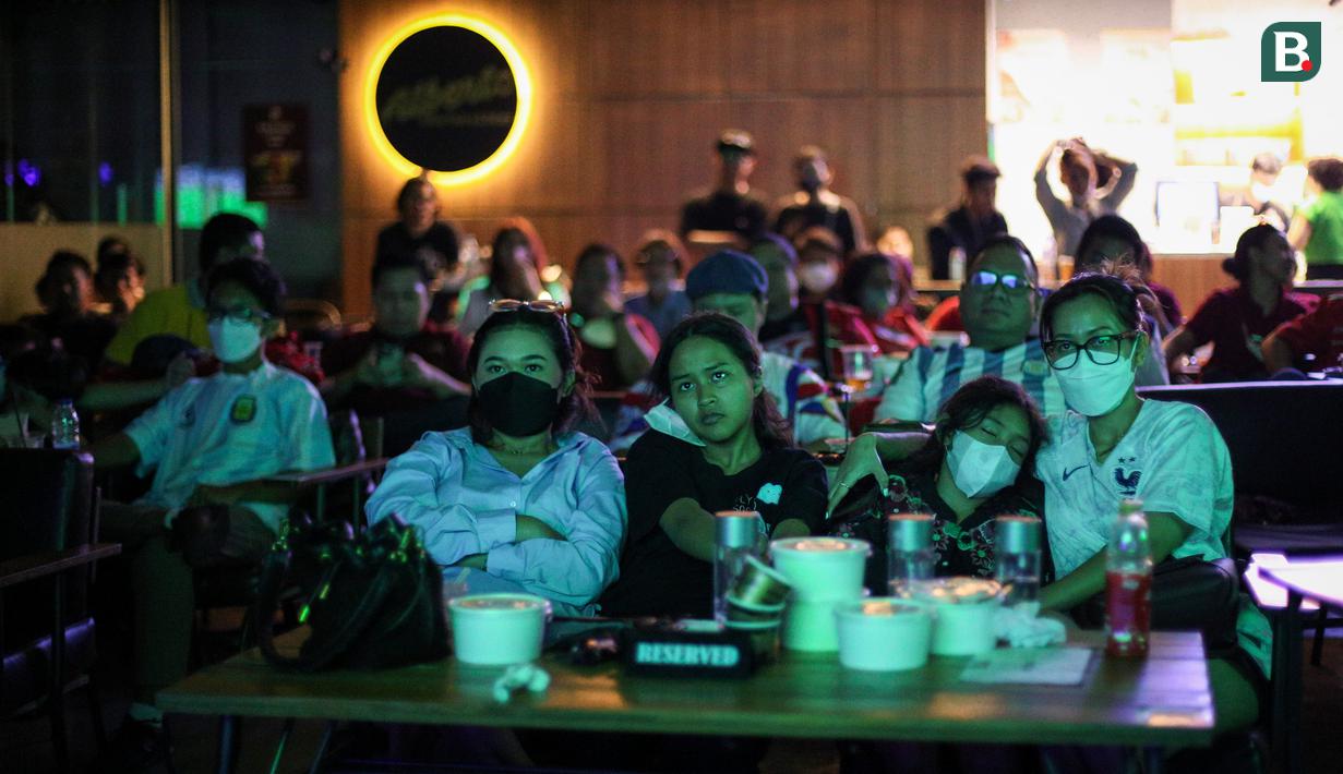 Pendukung Prancis kembali tertunduk lesu setelah Angel Di Maria berhasil mencetak gol. Pemain Juventus itu berhasil menjebol gawang yang dijaga Hugo Lloris setelah menerima umpan dari Alexis Mac Allister. (Bola.com/Bagaskara Lazuardi)