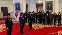 Presiden Jokowi melantik tiga kepala badan di Istana Negara, Jakarta, Senin 919/8/2024). (Liputan6.com/ Muhammad Radityo Priyasmoro)