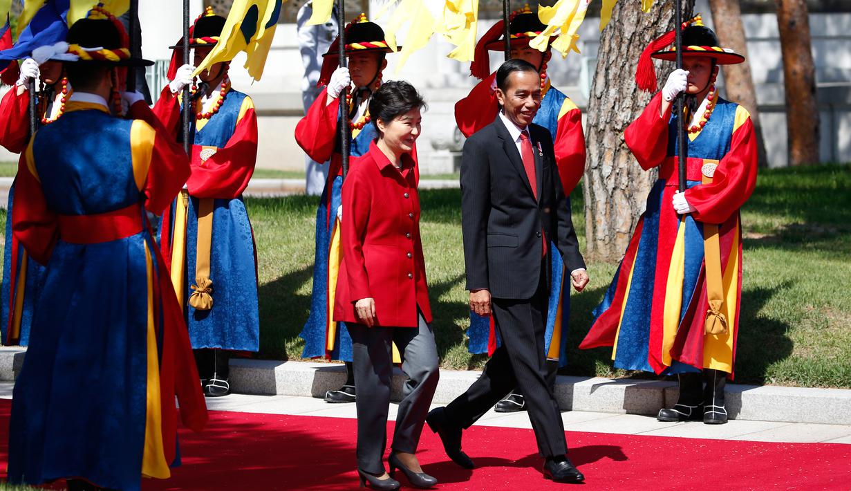 Presiden RI, Joko Widodo berjalan bersama Presiden Korea Selatan Park Geun-hye di Blue House, Korea Selatan (16/5). Jokowi dan Presiden Park melakukan pertemuan bilateral, termasuk untuk membahas 7 nota kesepahaman. (AFP PHOTO/KIM HONG-JI)