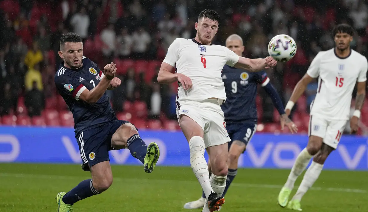 Declan Rice. Gelandang Inggris berusia 22 tahun ini berandil besar membawa Inggris lolos ke babak 16 besar berkat duetnya dengan Kalvin Phillips sebagai jangkar lini tengah. Meski baru mencetak dua gol, namun Inggris lolos ke fase gugur tanpa kebobolan 1 gol pun. (Foto: AP/Pool/Frank Augstein)