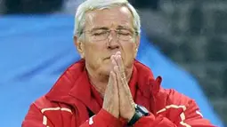 Ekspresi kekecewaan pelatih Italia Marcello Lippi di laga penyisihan Grup F PD 2010 lawan Slovakia di Ellis Park Stadium, Johannesburg, 24 Juni 2010. Italia kalah 2-3 dan tersingkir. AFP PHOTO / GIANLUIGI GUERCIA