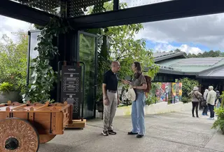 Para pengunjung di Starbucks Visitor Center Hacienda Alsacia, Kosta Rika dapat mengikuti tur untuk mempelajari berbagai seluk-beluk penanaman kopi.