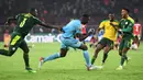 Kiper Senegal, Edouard Mendy (tengah) melakukan selebrasi bersama rekan setim usai memastikan menang adu penalti 4-2 (0-0) atas Mesir dalam laga final Piala Afrika 2021 di Stade d'Olembe, Yaounde, Kamerun (6/2/2022). (AFP/Charly Triballeau)
