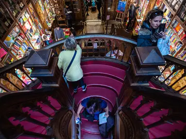 Suasana toko buku Lello di Porto, Portugal, Sabtu (12/1). Toko buku legendaris ini disebut-sebut sebagai salah satu toko buku terindah di dunia. (MIGUEL RIOPA/AFP)