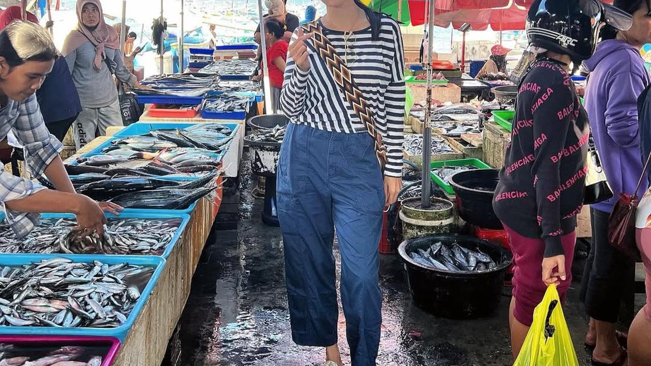 Bisnis Kuliner di Bali, Ini 7 Potret Tamara Bleszynski Turun Tangan Masak Sendiri