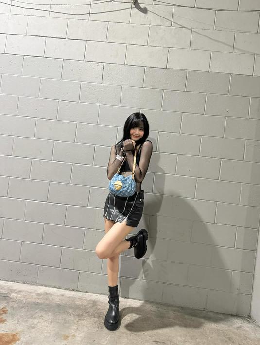 Pelantun lagu "Money" itu memadukan busananya yang terdiri dari bralette hitam, rok, dan tas denim Louis Vuitton, dengan banyak koleksi gelang persahabatan. (Foto: Instagram/ lalalalisa_m)