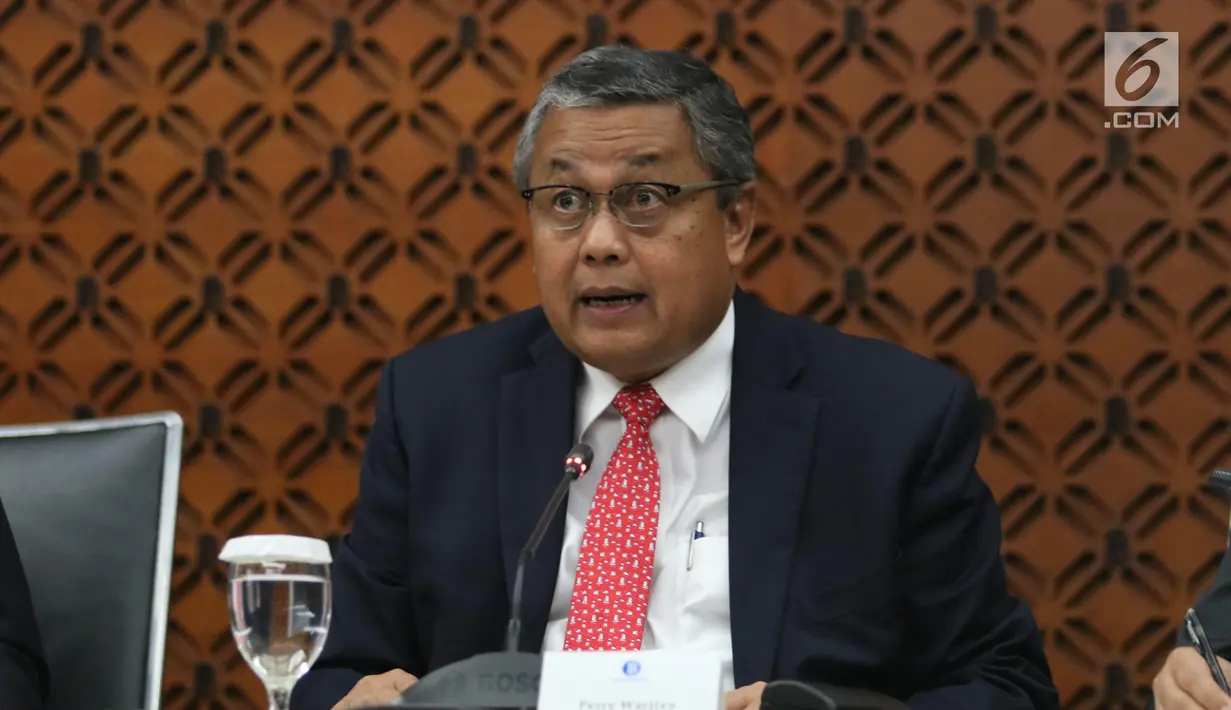 Gubernur BI Perry Warjiyo memberikan penjelasan kepada wartawan di Jakarta, Kamis (20/6/2019). RDG Bank Indonesia 19-20 Juni 2019 memutuskan untuk mempertahankan BI7DRR sebesar 6,00%, suku bunga Deposit Facility sebesar 5,25%, dan suku bunga Lending Facility sebesar 6,75%.(Liputan6.com/Angga Yuniar)