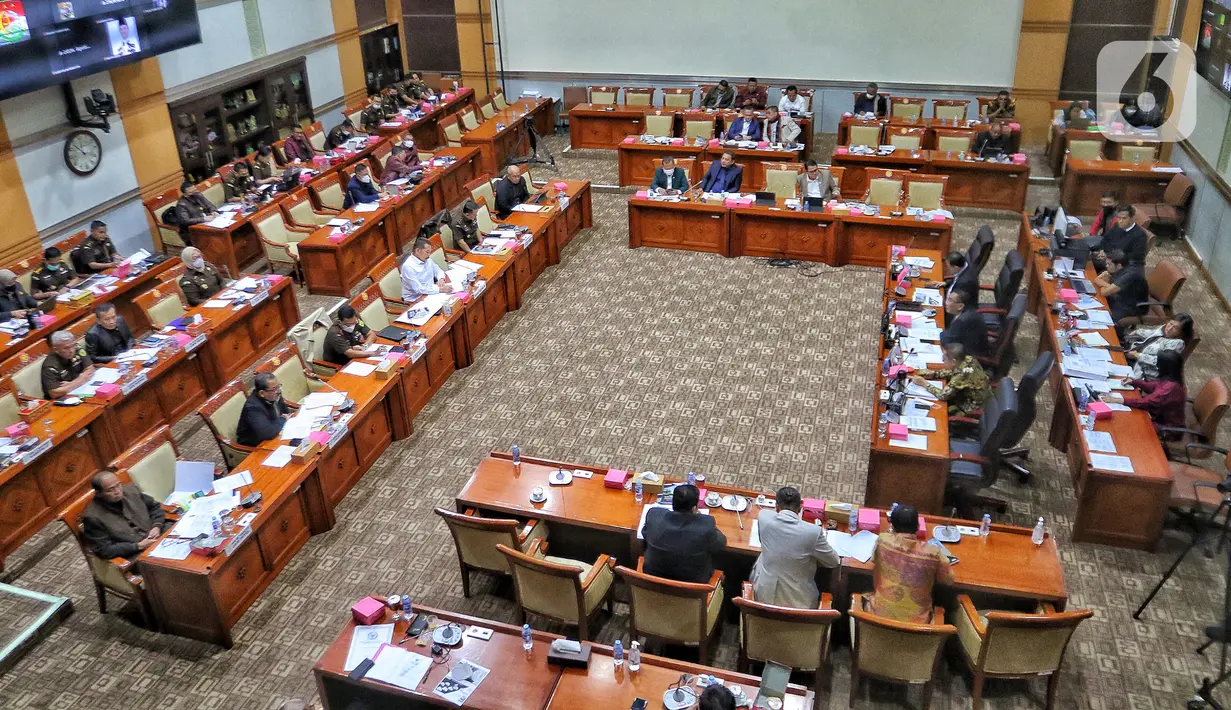 Suasana rapat kerja Jaksa Agung Sanitiar Burhanuddin dengan Komisi III DPR di Kompleks Parlemen Senayan, Jakarta, Rabu (23/11/2022). Rapat membahas rencana kerja bidang pembinaan karir Kejaksaan pada semester I tahun 2023 serta strategi bidang penanganan kasus korupsi pada semester I tahun 2023 dan implementasi Program Penghentian Penuntutan Berdasarkan Keadilan Restoratif (Restorative Justice). (Liputan6.com/Angga Yuniar)