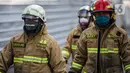 Petugas pemadam kebakaran usai melakukan pendingan di Gedung Kejaksaan Agung RI yang terbakar, Minggu (23/8/2020). Kebakaran di gedung Kejaksaan Agung pada Sabtu (22/8) malam akhirnya padam dan kini bangunan tersebut menyisakan bagian hitam legam. (Liputan6.com/Faizal Fanani)