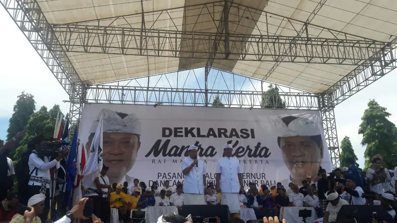 Deklarasi cagub dan cawagub Bali, Ida Bagus Rai Dharmawijaya Mantra-I Ketut Sudikerta, di Monumen Bajra Sandhi.