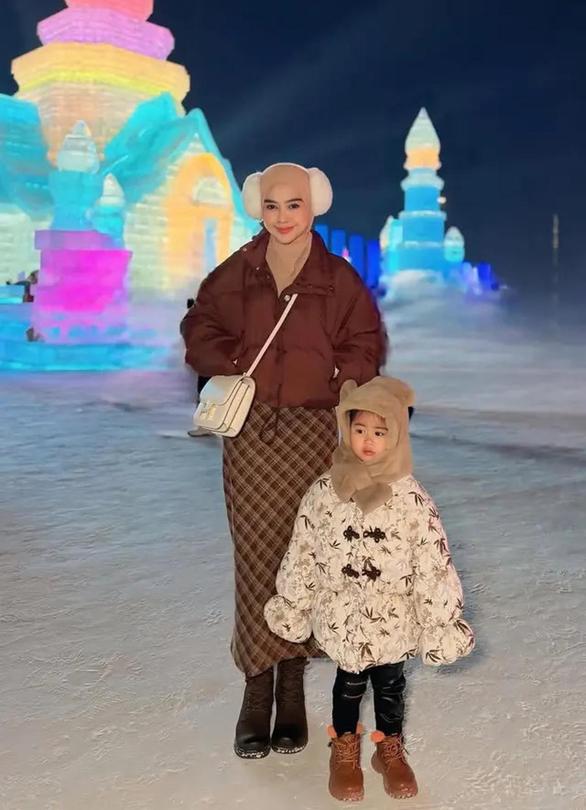 10 OOTD Gaya Publik Figur Menikmati Liburan Akhir Tahun di Negara Bersalju, dari Citra Kirana hingga Aurel Hermansyah
