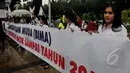 Deretan wanita cantik saat aksi di depan Balaikota, Jakarta, senin (2/3/2015). Aksi ini sebagai bentuk dukungan kepada Gubernur Ahok yang sedang bersitegang dengan DPRD DKI Jakarta (Liputan6.com/Johan Tallo)