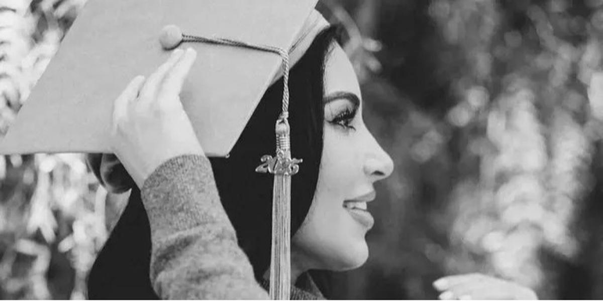6 Tampilan Kim Kardashian Mengenakan Toga saat Lulus Program Studi Hukum di Usia 44 Tahun