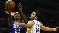 Pemain Clippers, Lou Williams (kiri) meewati adangan pemain Warriors, Omri Casspi pada laga NBA basketball game di Staples Center, Los Angeles, (6/1/2018). Warriors 121-105. (AP/Alex Gallardo)