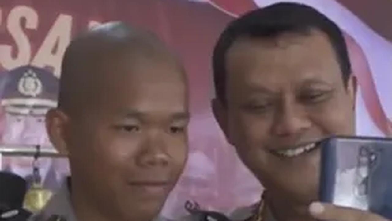 Siswa Bintara Polri Video Call Sang Ibu Dikawal 2 Jenderal, Handphonenya Dipegangi Kapolda