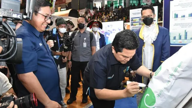 Menteri BUMN Erick Thohir dalam acara Menteri BUMN Menyapa Millenial di GOR Tri Dharma, Gresik, Jawa Timur, Jumat (17/6/2022) malam.