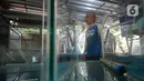 Perajin menyelesaikan pesanan akuarium ikan hias dari kaca di Pamulang, Tangerang Selatan, Selasa (21/07/2020). Pesanan akuarium dari Tangerang Selatan dan sekitarnya di saat kondisi pandemi corona Covid-19 ini meningkat hingga 100 persen. (merdeka.com/Dwi Narwoko)