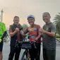 Ditemani oleh istri tercinta, Endang Sadi dan ketiga rekannya, dr Sadi Hariono mengawali perjalanan bersepeda dari Monumen Nasional (Monas), Jakarta menuju Malang, Jawa Timur pada Sabtu, 30 Desember 2023 pagi. (Foto: Liputan6.com)