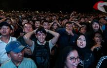 FOTO: Wajah-Wajah Tegang Penonton di GBK saat Nobar Indonesia vs Guinea di Playoff Olimpiade 2024